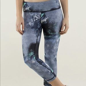 RARE EUC Lululemon GALAXY crop leggings size 4